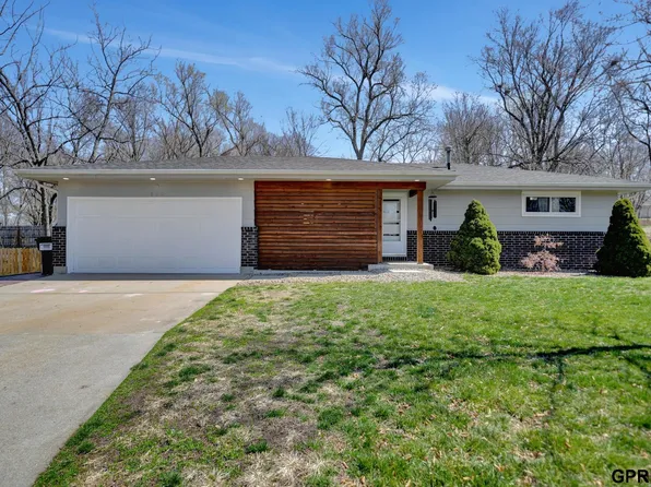 530 Walnut St, Hickman, NE 68372