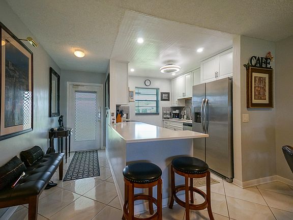 3rd image of 400 SW GOLFVIEW Terrace #115