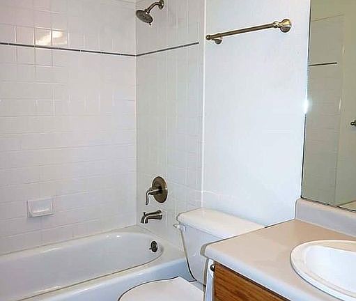 3rd image of 2789 Oxford Ave