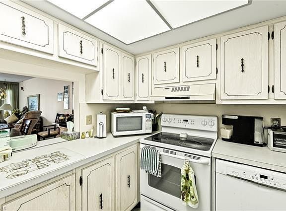 5th image of 351 Charlemagne Blvd APT B204