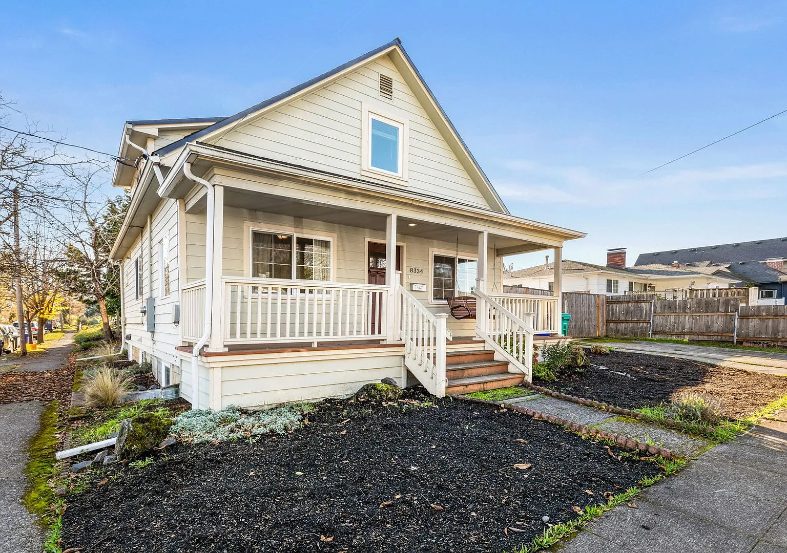 Large 5 bed home in the Montavilla neighborhood - Available Now! — Photo 3
