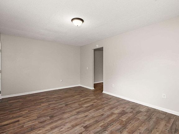 5th image of 1820 Iris St