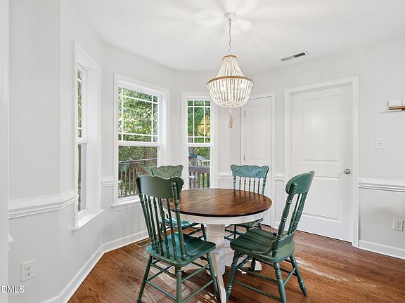 5th image of 33 Bluestone Dr