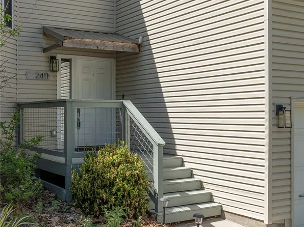 2411 N Bronze Tree Dr, Fayetteville, AR 72703