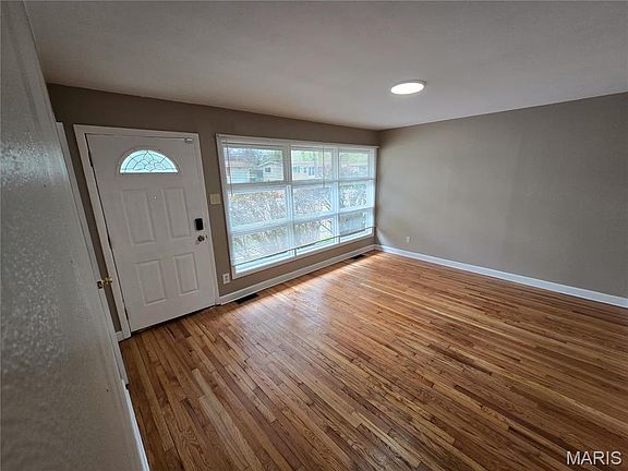 4th image of 135 Duquette Ln