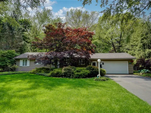 17 Little Brook Dr, Pittsford, NY 14534
