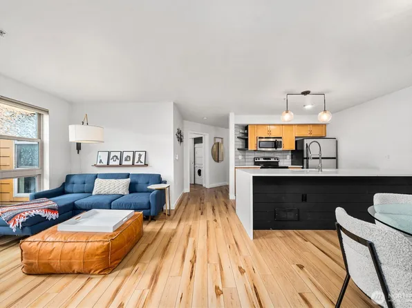 827 Hiawatha Place S #204, Seattle, WA 98144