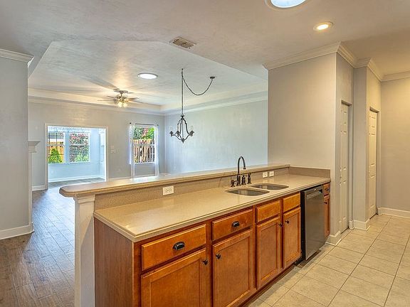 5th image of 33 Covington Cir
