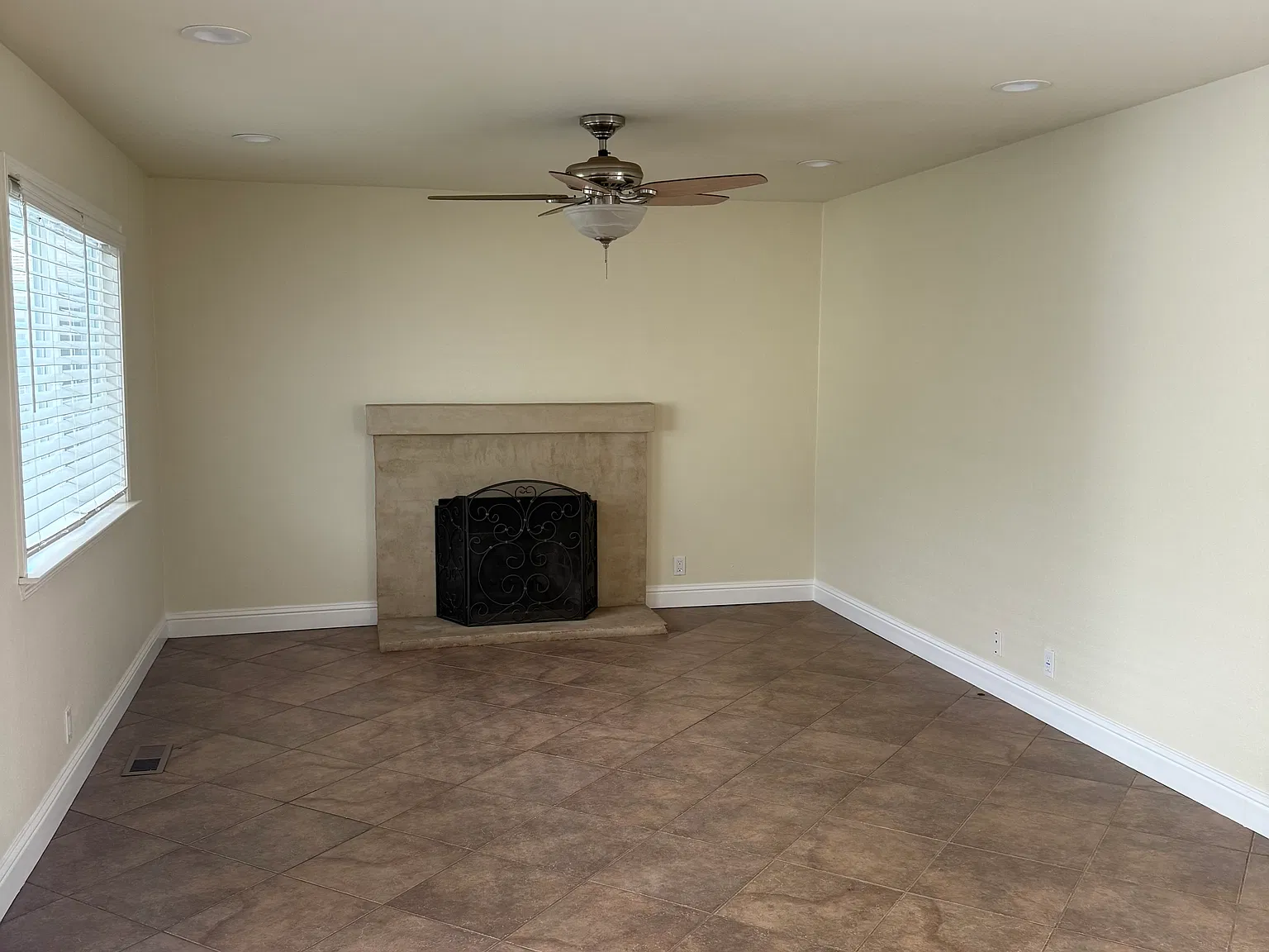 3 bed, 1281 sqft, $3,850 — Photo 3