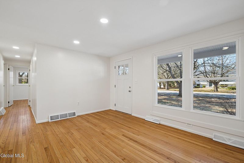 5th image of 21 Foxhall Drive