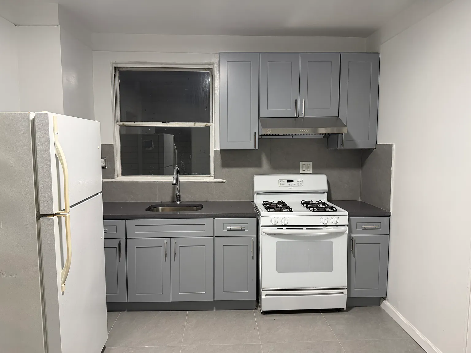 3 bed, 1000 sqft, $3,000 — Photo 1