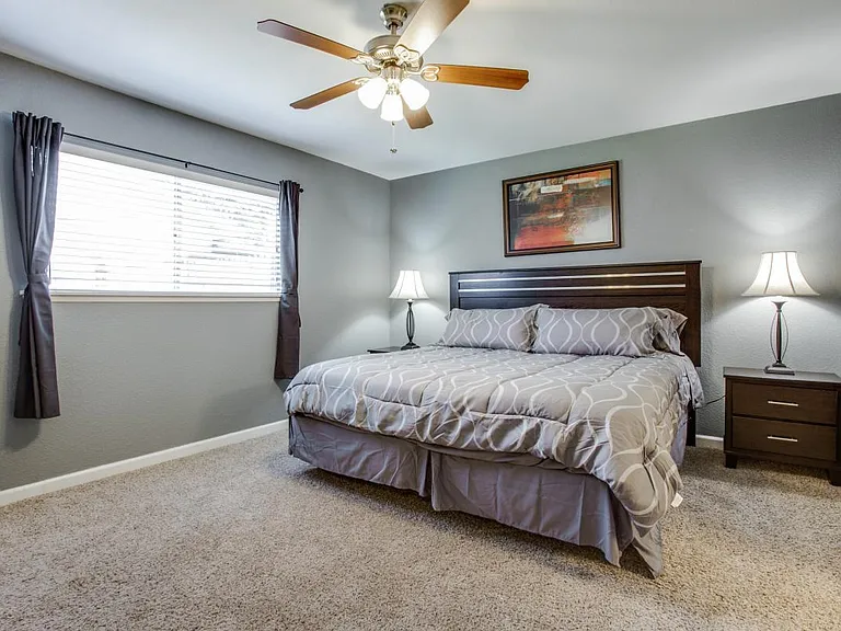 Master suite w/ king bed