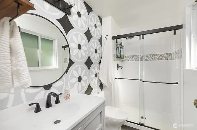 Bathroom 2 (Three-quarter)