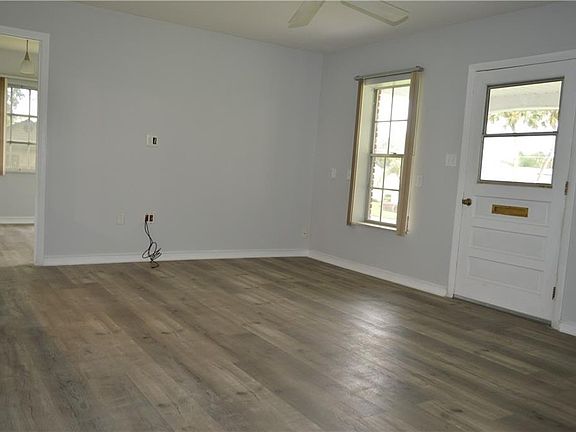 3rd image of 809 N Shore Dr