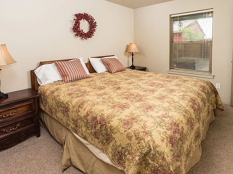139 SE Heyburn St #3 — Photo 7