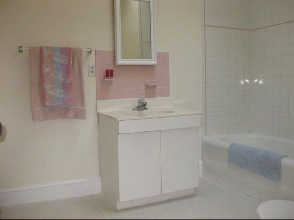 2nd image of 667 Cedar Swamp Rd APT 3