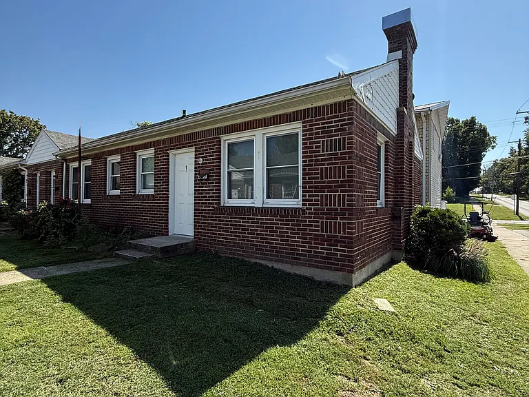 402 W Spring St — Photo 7