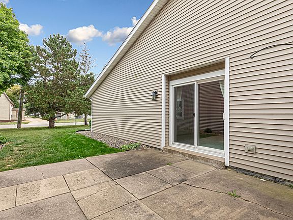 3rd image of 417 Whispering River Ln