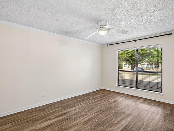 3rd image of 3008 Whisper Oaks Ln APT B
