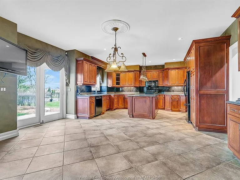 1585 Stoneybrook Cres — Photo 14