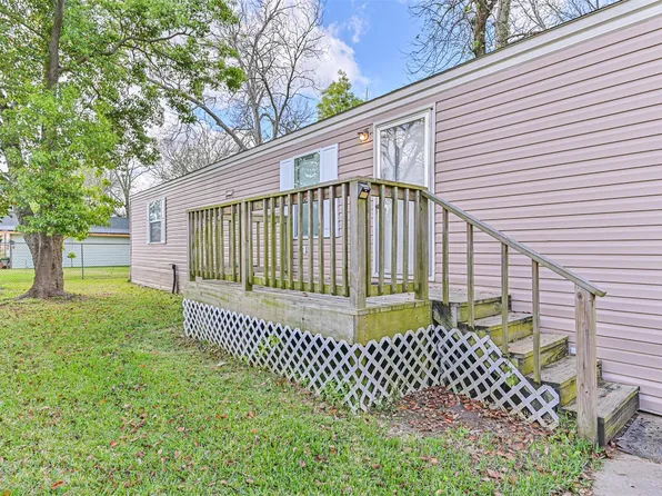 4702 10th St, Bacliff, TX 77518