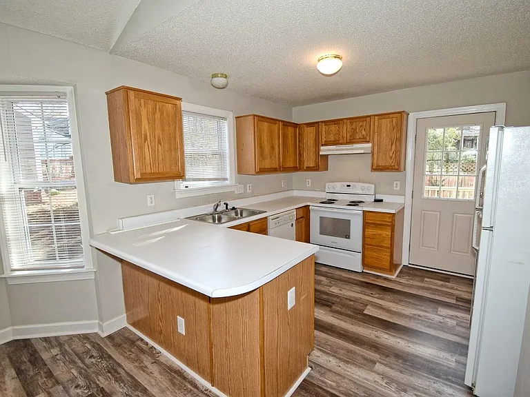 239 Tillamook Dr — Photo 16