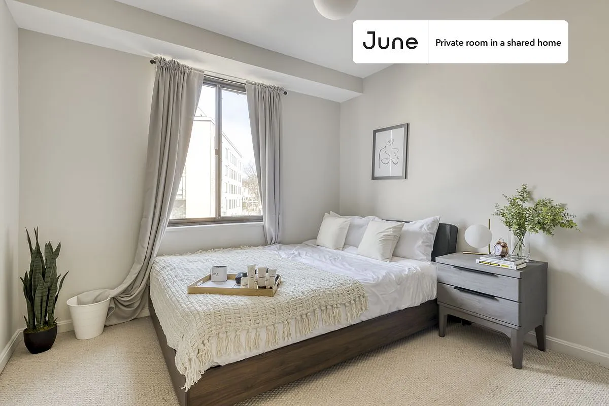 Queen bedroom in 5 bed/2.5 bath home in H Street #288 B — Photo 1