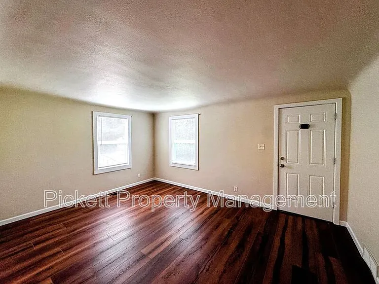 840 Maple Ave E — Photo 2