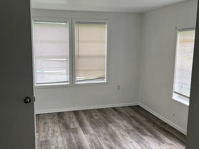 215 Wilson Ave — Photo 7