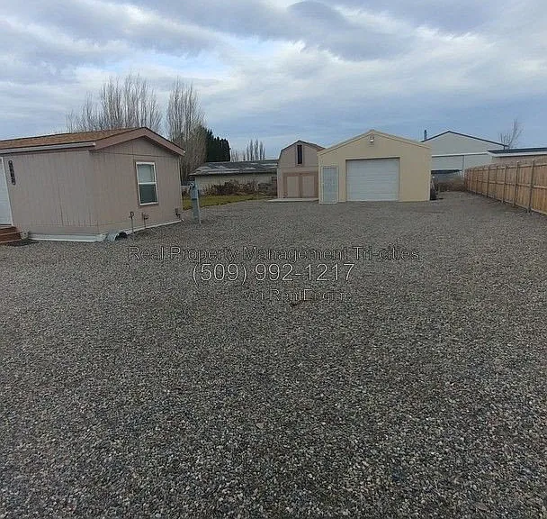 3002 W Snow Ln — Photo 2