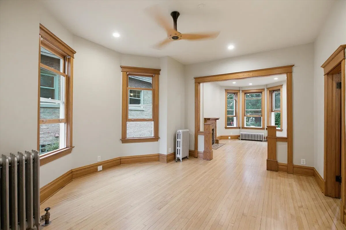 3 bed, 1301 sqft, $2,995 — Photo 2