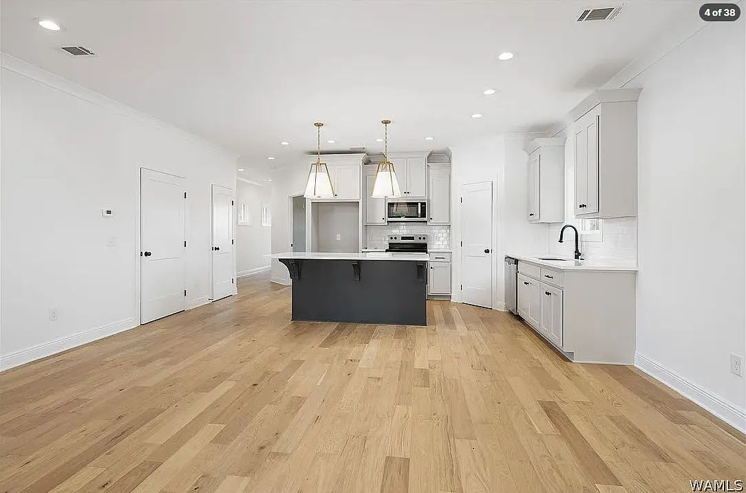 4 bed, 2260 sqft, $3,995 — Photo 4