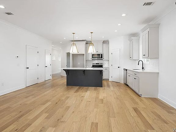 4th image of 934 21st Ave E