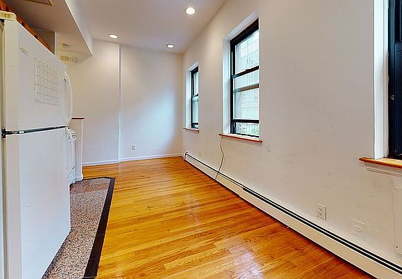 5th image of 249 E 53rd St APT 3d