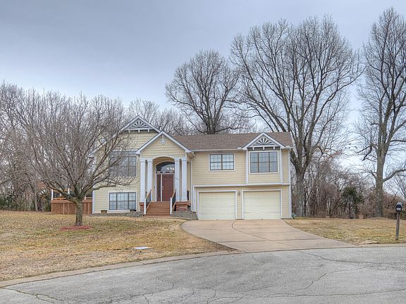 3rd image of 608 Willow Ln