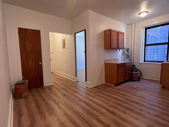 3rd image of 59 E Mosholu Pkwy N #4K