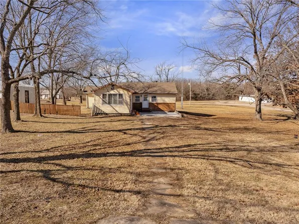 606 Cherry St, Colony, KS 66015