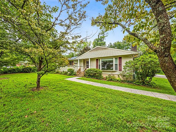 3rd image of 1066 Maplewood Ct