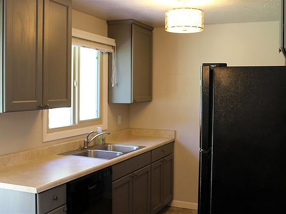 5th image of 124 Meadow St