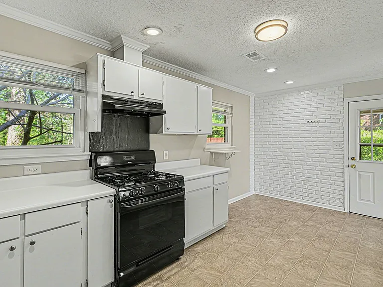 3670 Goodwin Rd — Photo 8