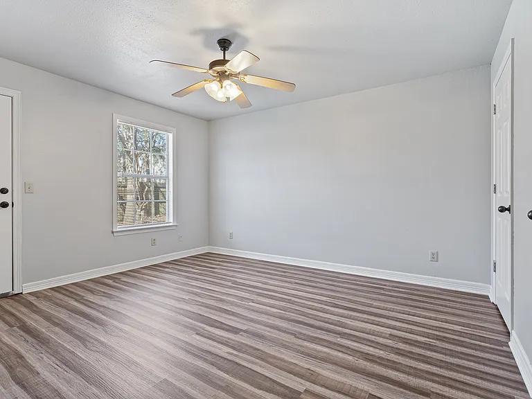 884 W Holly St — Photo 14