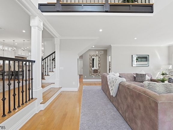 2nd image of 152 Boulevard