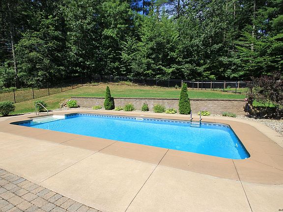 5th image of 8 Corinne Ct