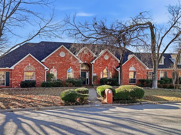 4th image of 2210 Meadows Ln