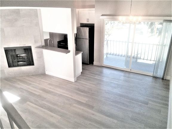 3rd image of 11230 Camarillo St #201