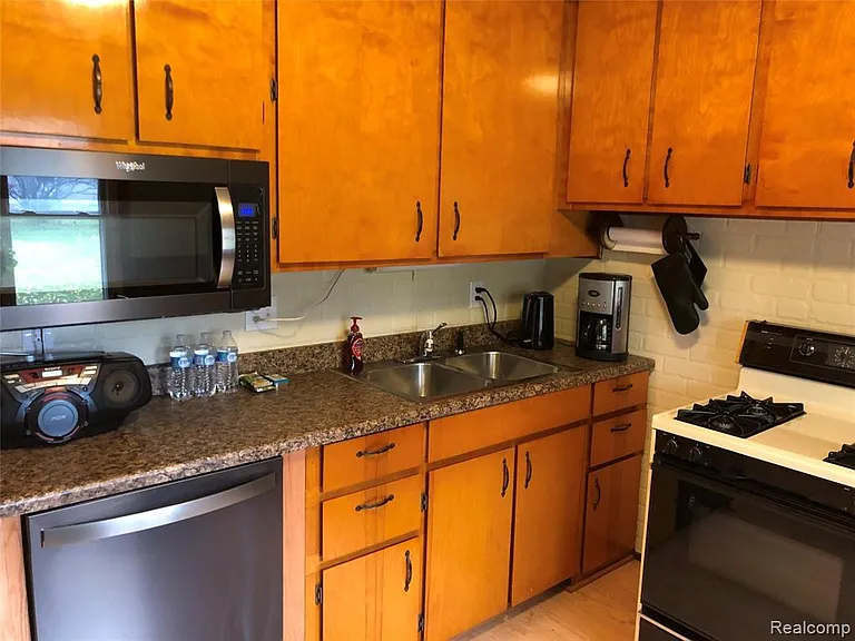 2111 W Forteen Mile Rd — Photo 23