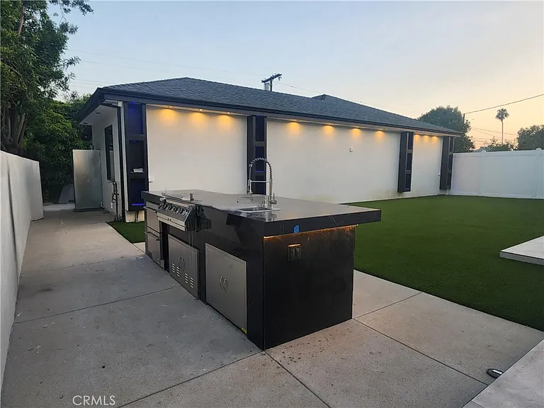 20522 Sherman Way — Photo 40