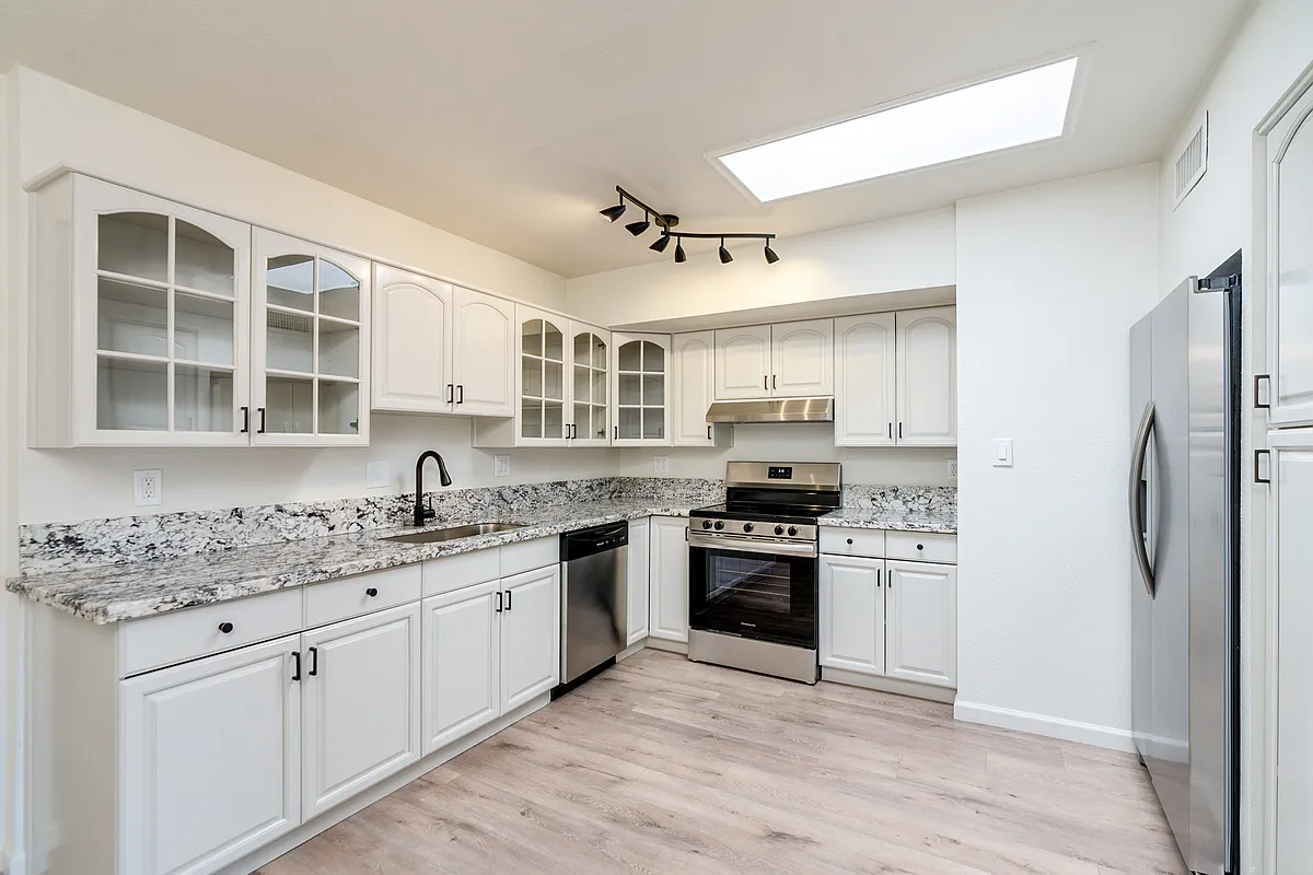 Building Photo - 9346 E 5th St #1