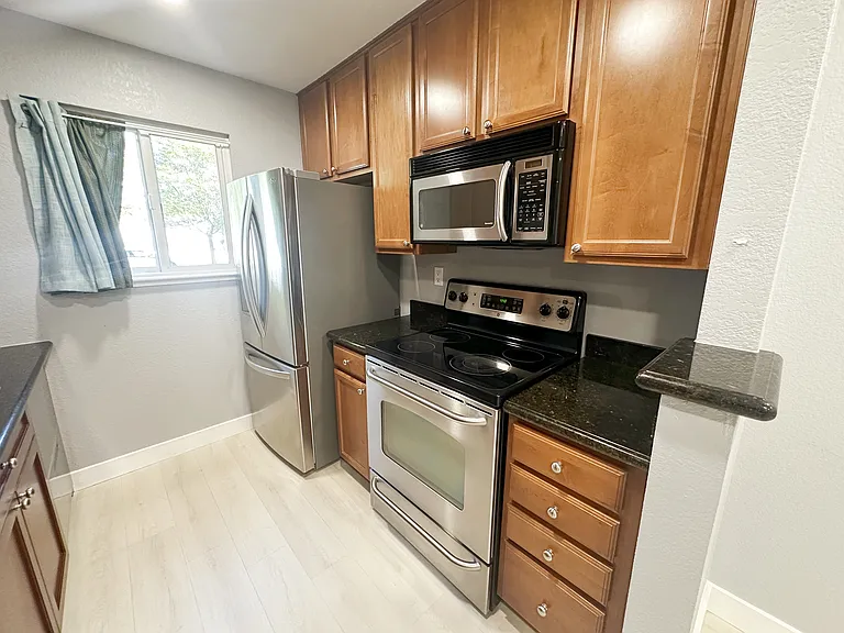 1076 Yarwood Ct — Photo 9