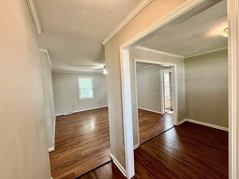 305 Anglewood Dr — Photo 3